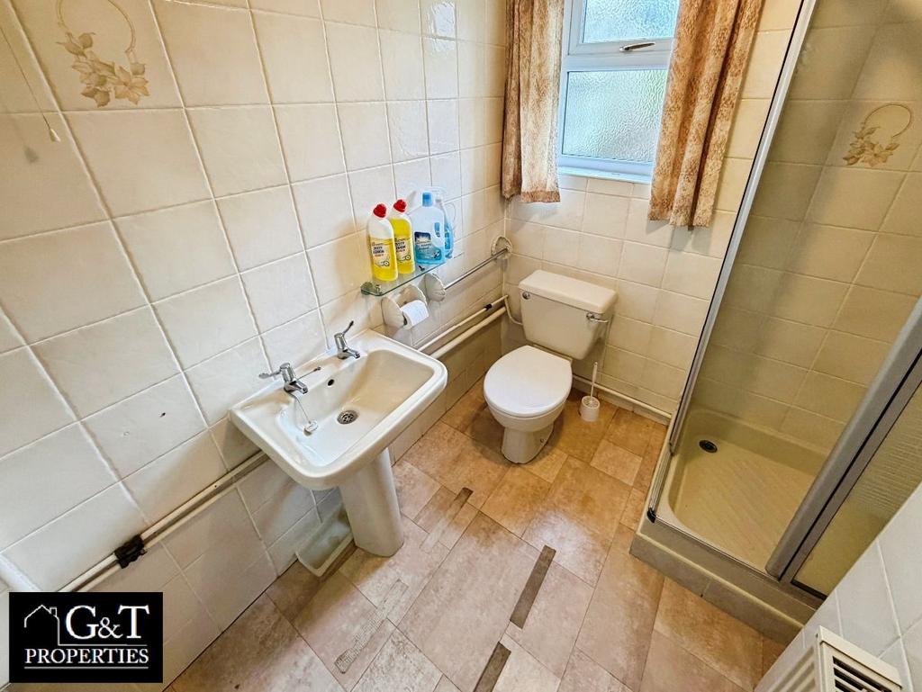 Downstairs bedroom ensuite