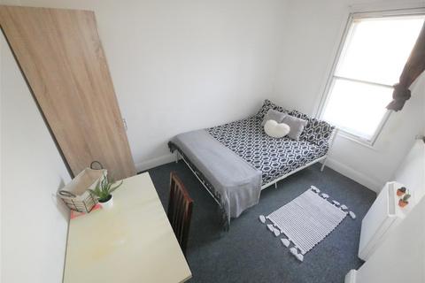 6 bedroom house share to rent, Gables, Bournemouth