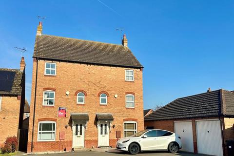 3 bedroom townhouse to rent, Shrub Road, Hampton Vale, PE7 8LW