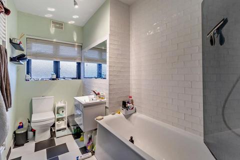 2 bedroom apartment to rent, Elm Park Court, Pinner