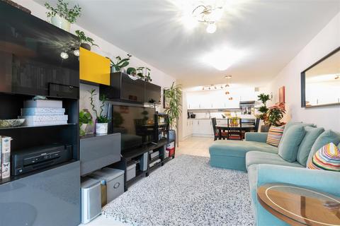 2 bedroom flat for sale, Station Approach, Epsom
