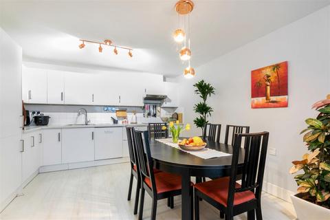 2 bedroom flat for sale, Station Approach, Epsom