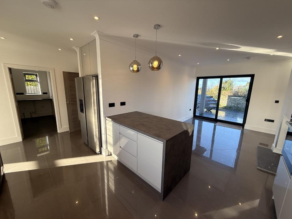 Open Plan L Shaped Kitchen/Dining Room