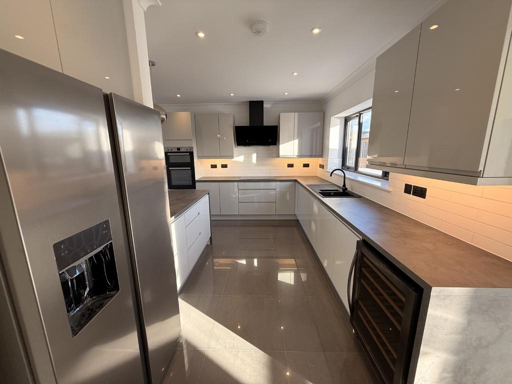 Open Plan L Shaped Kitchen/Dining Room