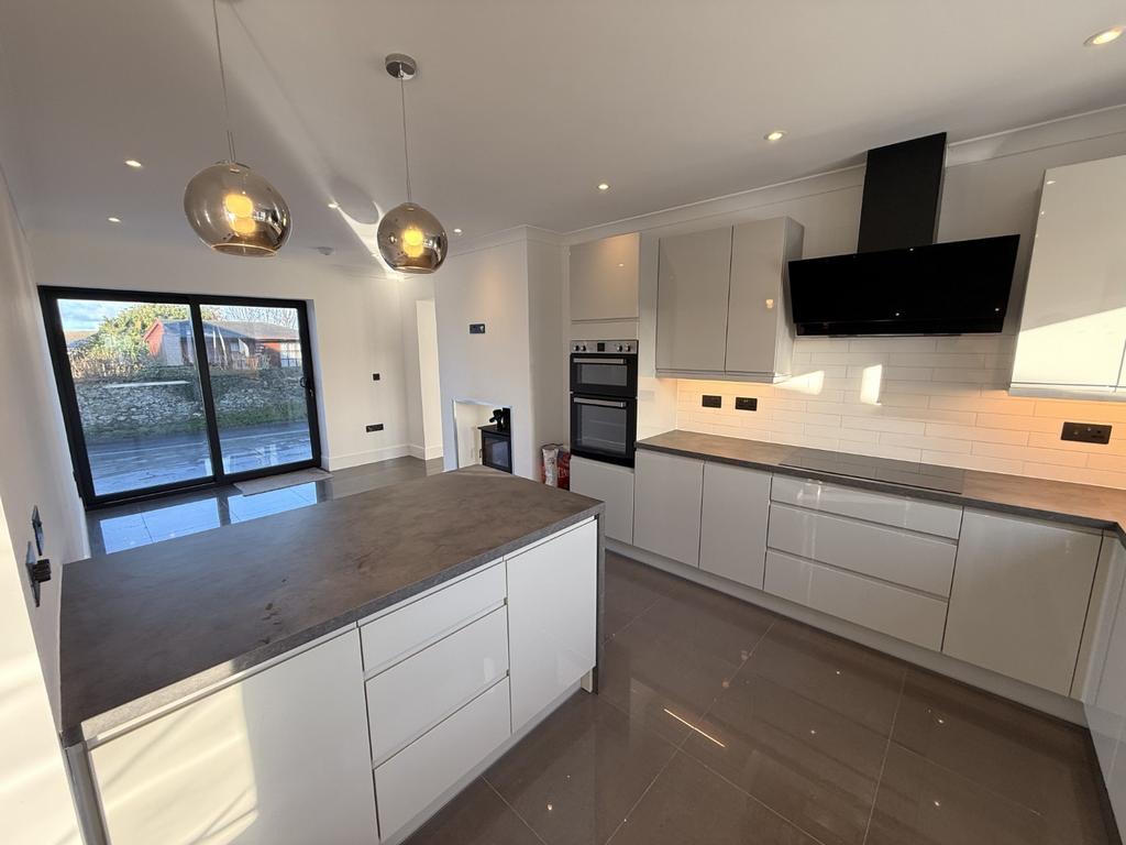 Open Plan L Shaped Kitchen/Dining Room