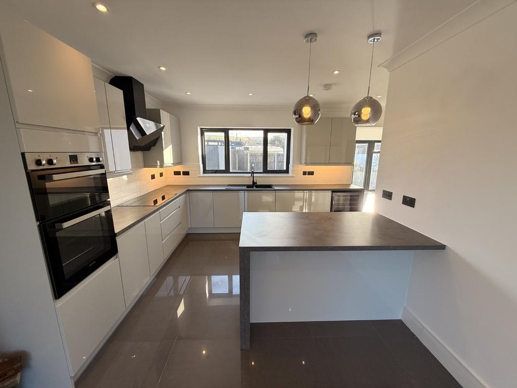 Open Plan L Shaped Kitchen/Dining Room