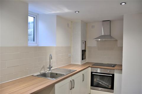 2 bedroom house to rent, Thorncliffe Street, Huddersfield HD3