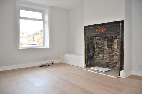 2 bedroom house to rent, Thorncliffe Street, Huddersfield HD3
