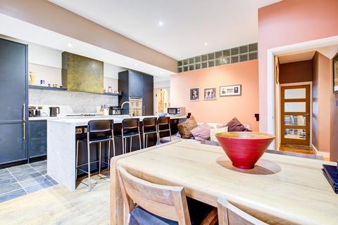 2 bedroom chalet for sale, Kingswood Chase, Leigh-on-sea, SS9