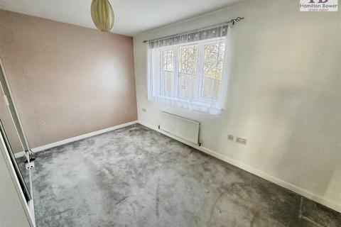 3 bedroom semi-detached house to rent, West Royd Avenue, Shipley