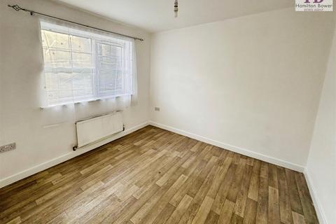 3 bedroom semi-detached house to rent, West Royd Avenue, Shipley