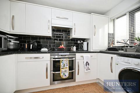 2 bedroom flat for sale, Shaw Royd Court, Yeadon, Leeds