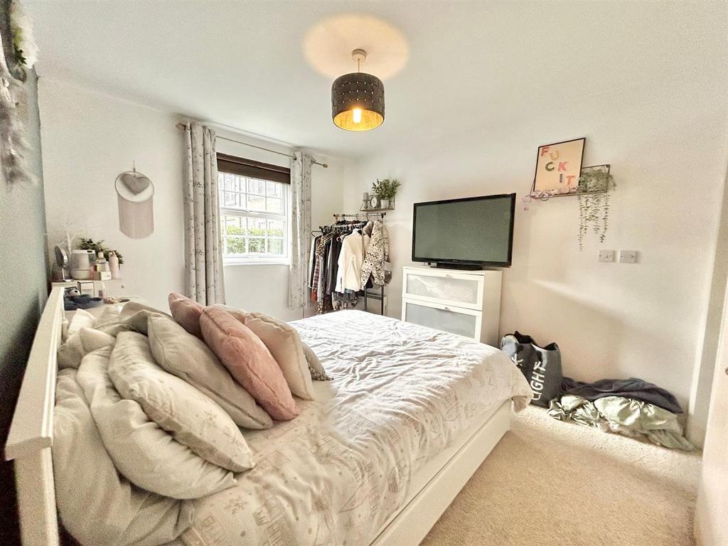 Bedroom 1.jpg