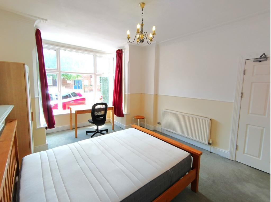Bright, well-presented double bedroom with a la...