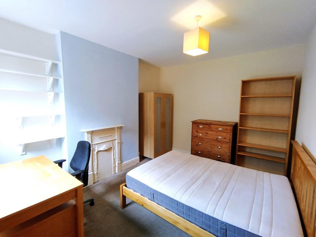 Bright, well-presented double bedroom featuring...