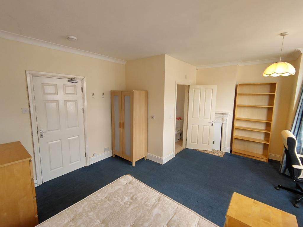 Bright, well-furnished double bedroom with buil...