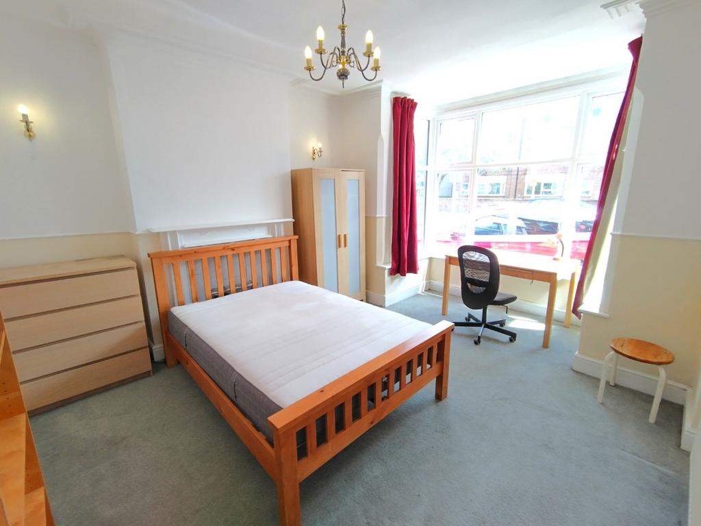 Bright, well-presented double bedroom with a la...