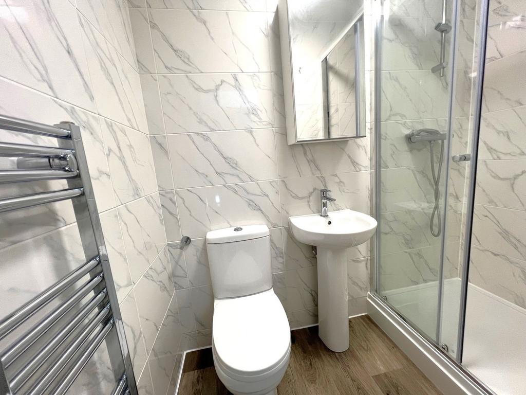 Bright, modern bathroom with marble-effect tile...