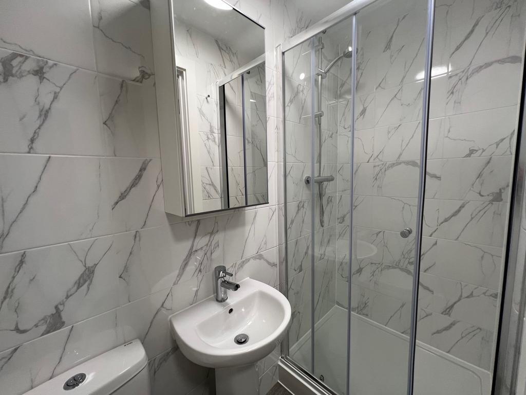 Bright, modern bathroom with marble-effect tile...