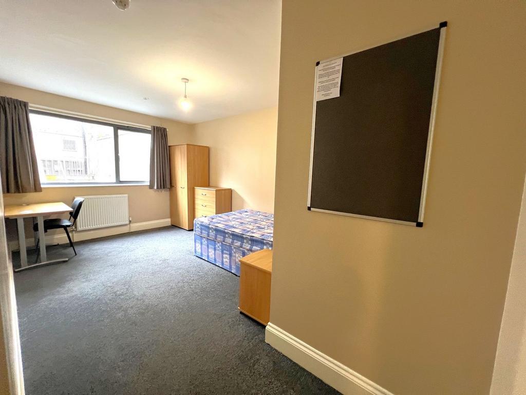 Bright, well-presented single bedroom with a la...
