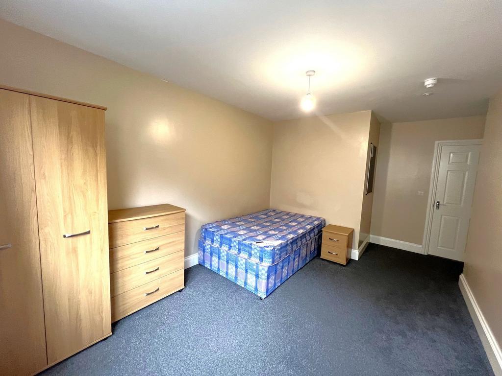 Bright, simply furnished double bedroom with ma...