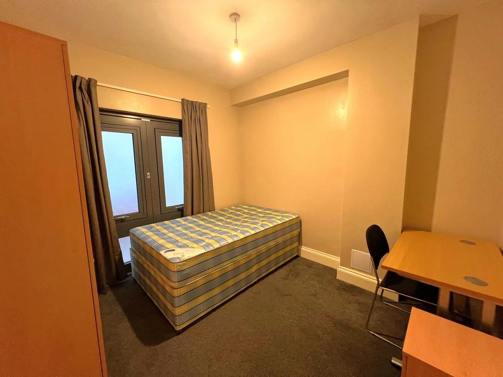 Simple, well-kept single bedroom with a comfort...