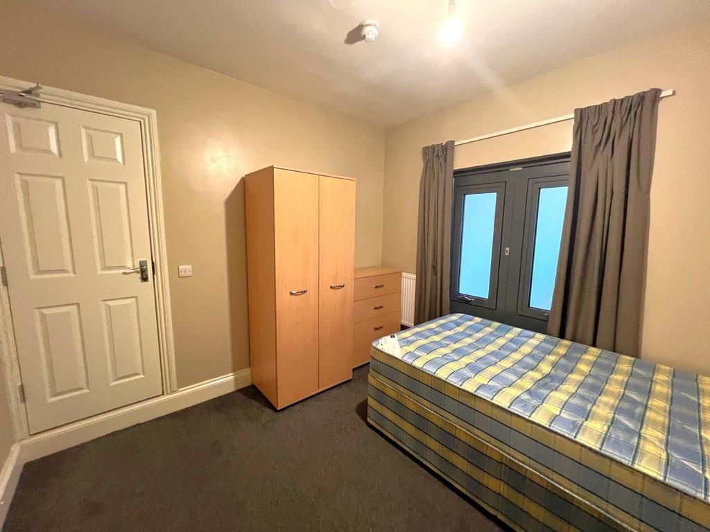 Neatly presented single bedroom featuring a com...