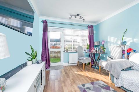 2 bedroom maisonette for sale, Lynmouth Avenue, Morden