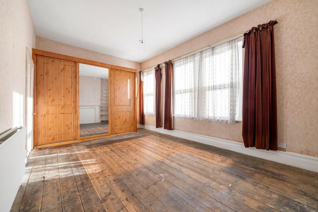 Bedroom 1 (2).JPG