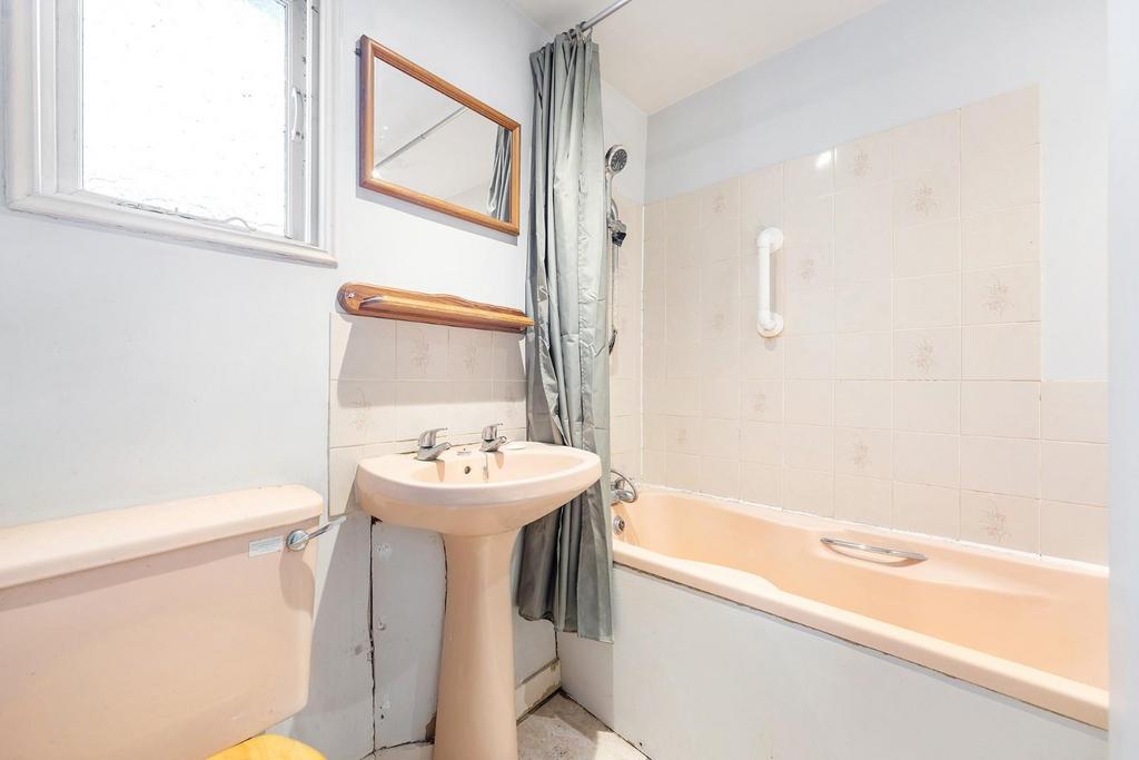 Bathroom.JPG