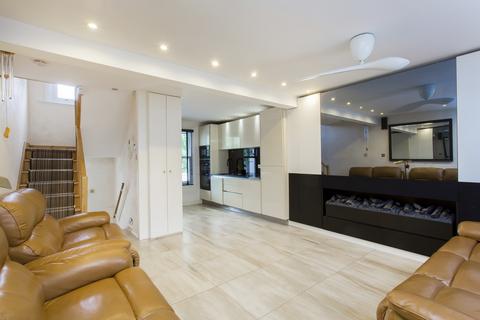 3 bedroom house to rent, Newby Street, London, SW8