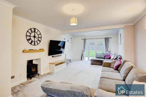4 bedroom semi-detached house for sale, Elizabeth Road, Hinckley