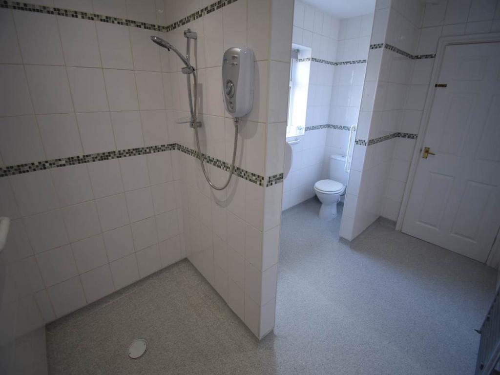 Ground Floor shower