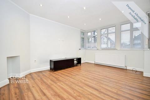 3 bedroom detached house to rent, Castle Drive Horley RH6