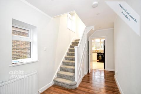 3 bedroom detached house to rent, Castle Drive Horley RH6