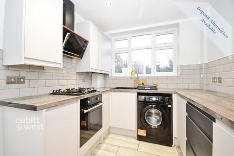 3 bedroom detached house to rent, Castle Drive Horley RH6