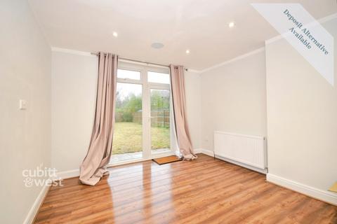 3 bedroom detached house to rent, Castle Drive Horley RH6