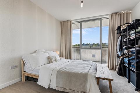 1 bedroom flat for sale, Colonial Drive, London, W4