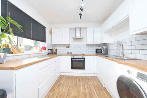 2 bedroom flat for sale, Holywell Avenue, Folkestone, Kent, CT19