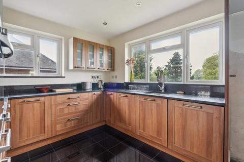 2 bedroom maisonette to rent, Tolcarne Drive, Pinner