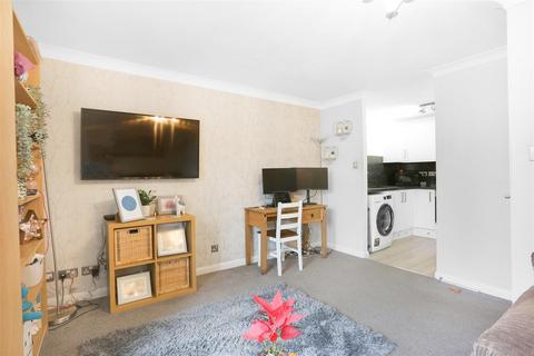 1 bedroom flat for sale, Groveside Close, Carshalton