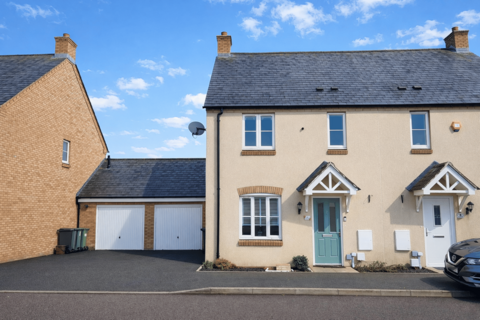 3 bedroom semi-detached house for sale, Marigold Way, Stotfold, Hitchin, SG5
