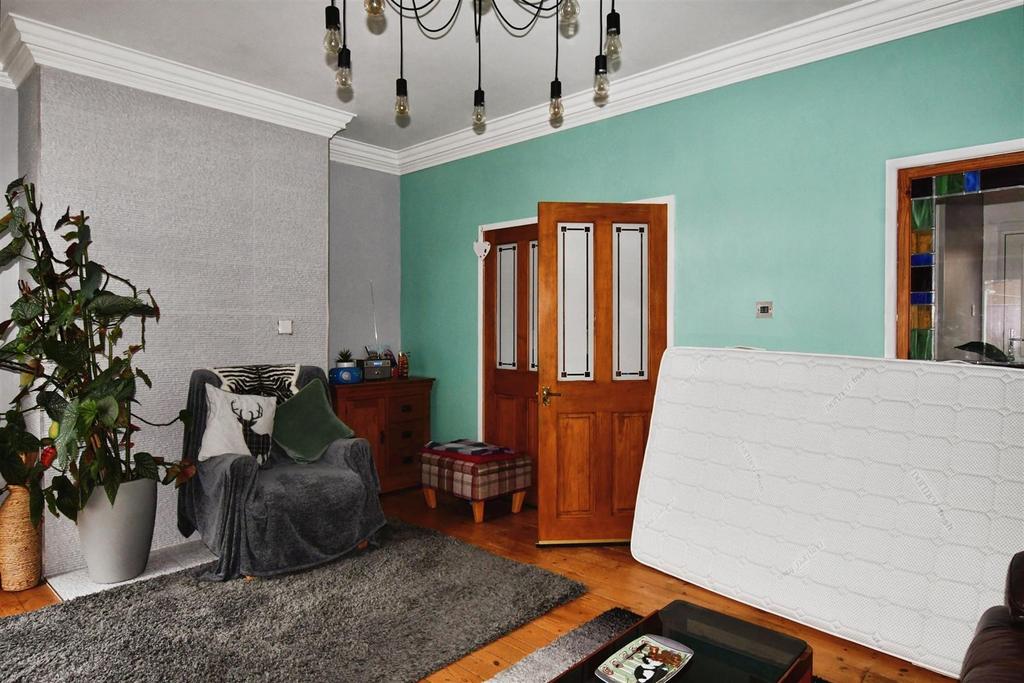 Sitting Room / Dining Area