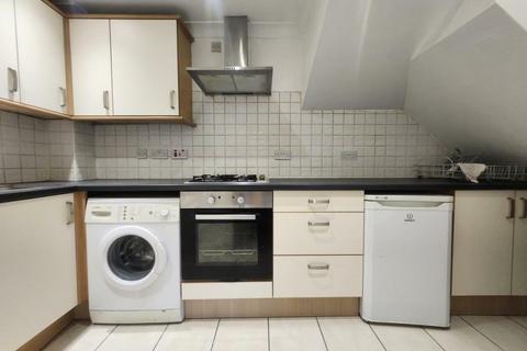 2 bedroom terraced house to rent, Aldershot