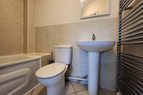 2 bedroom terraced house to rent, Aldershot