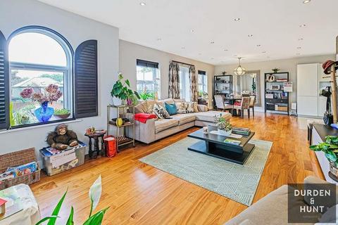 2 bedroom apartment to rent, Queens Road, Buckhurst Hill, IG9