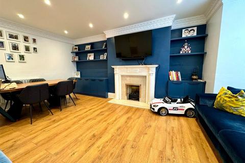 2 bedroom apartment to rent, Glasfryn Court, Brickfields, Harrow HA2 0NE