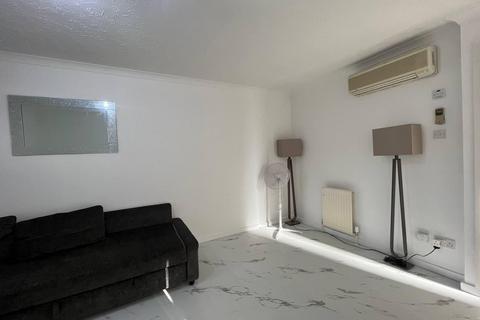 1 bedroom maisonette to rent, Cranberry Lane, London E16