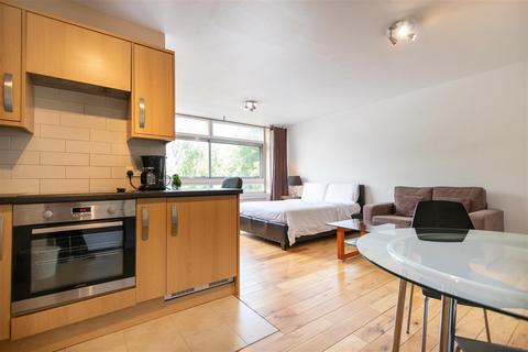 Studio to rent, Lyndhurst Court, St Johns Wood, NW8