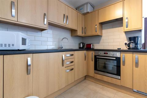 Studio to rent, Lyndhurst Court, St Johns Wood, NW8